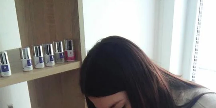 Manikúra a modeláž nehtů gel lakem včetně zdobení