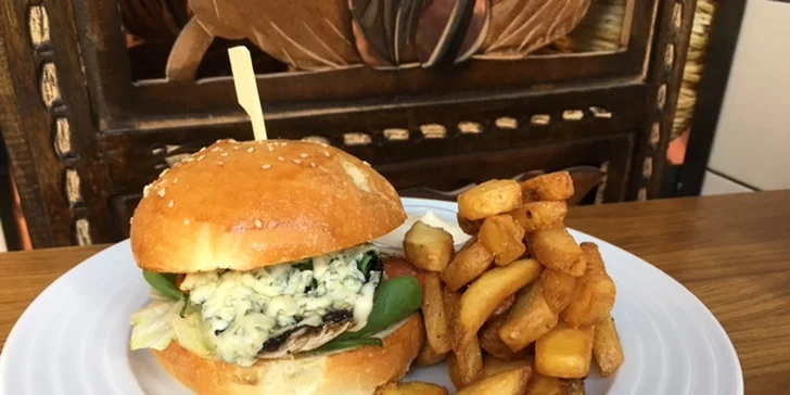 Pořádná porce jídla: Hovězí nebo vegetariánský burger a půllitr piva Benedict