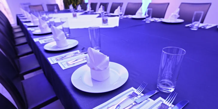 Tradiční řecké menu s předkrmem, mísou plnou masa, tzatziki a dezertem