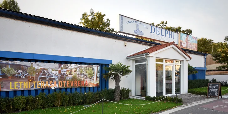Tradiční řecké menu s předkrmem, mísou plnou masa, tzatziki a dezertem
