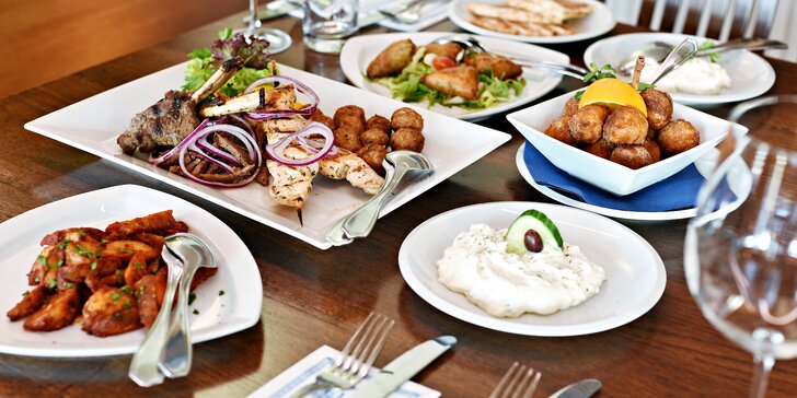 Tradiční řecké menu s předkrmem, mísou plnou masa, tzatziki a dezertem