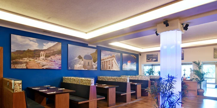 Tradiční řecké menu s předkrmem, mísou plnou masa, tzatziki a dezertem