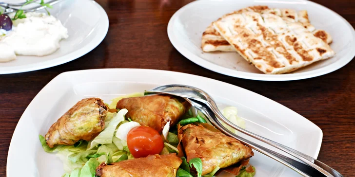 Tradiční řecké menu s předkrmem, mísou plnou masa, tzatziki a dezertem