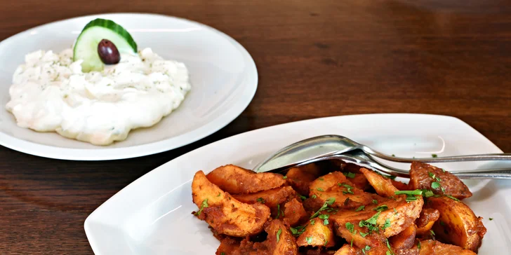 Tradiční řecké menu s předkrmem, mísou plnou masa, tzatziki a dezertem