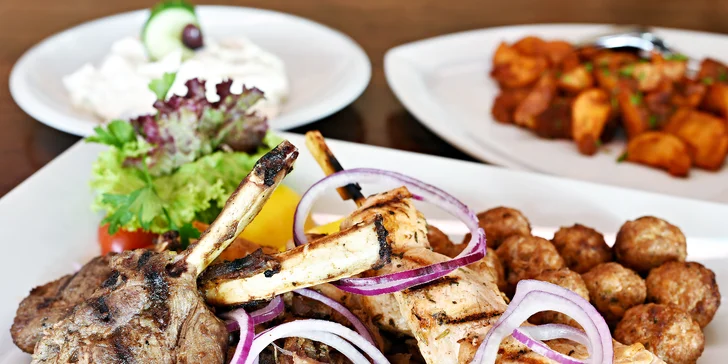 Tradiční řecké menu s předkrmem, mísou plnou masa, tzatziki a dezertem