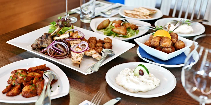 Tradiční řecké menu s předkrmem, mísou plnou masa, tzatziki a dezertem