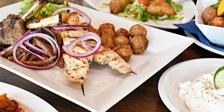 Tradiční řecké menu s předkrmem, mísou plnou masa, tzatziki a dezertem