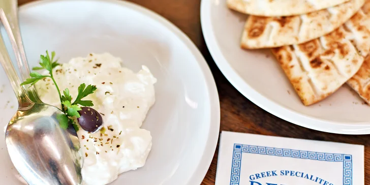 Tradiční řecké menu s předkrmem, mísou plnou masa, tzatziki a dezertem