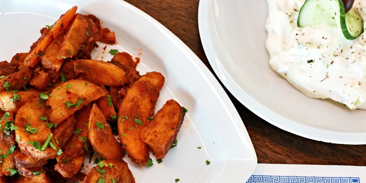 Tradiční řecké menu s předkrmem, mísou plnou masa, tzatziki a dezertem