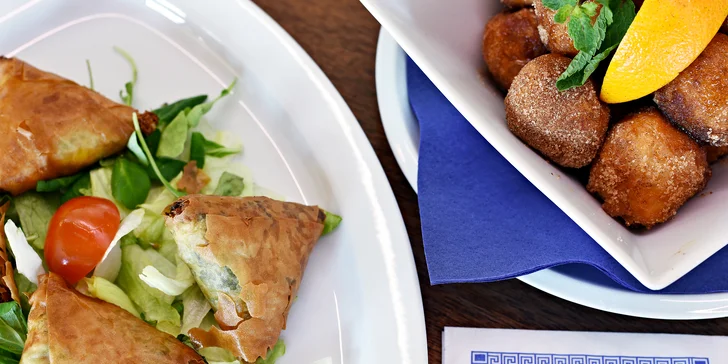 Tradiční řecké menu s předkrmem, mísou plnou masa, tzatziki a dezertem