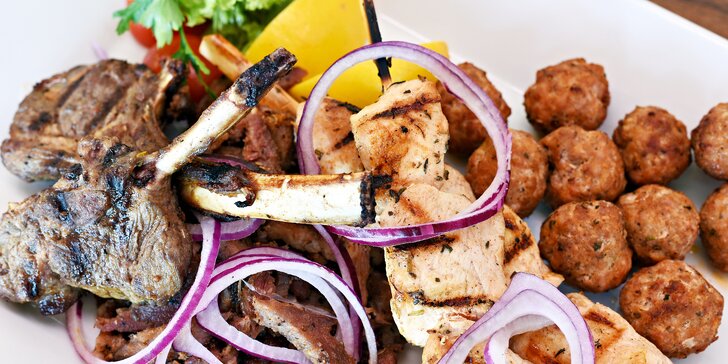 Tradiční řecké menu s předkrmem, mísou plnou masa, tzatziki a dezertem