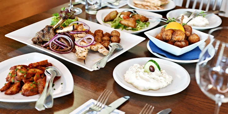 Tradiční řecké menu s předkrmem, mísou plnou masa, tzatziki a dezertem