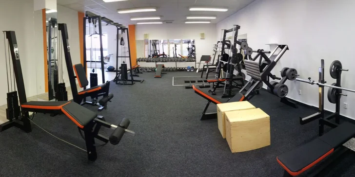 Posilování s trenérem, skupinové lekce i měsíční permice do Infinity Fitness