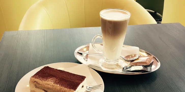 Ničím nerušená chvilka u kávy: Voňavý šálek a tiramisu