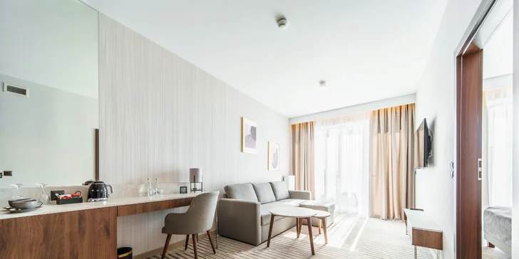 Izba aj apartmán sú vybavené TV s plochou obrazovkou, klimatizáciou, minibarom, Wi-Fi aj čajovým a kávovým setom.