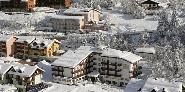 Parádní lyžovačka v Itálii: Ubytování s polopenzí, autobusová doprava i skipas