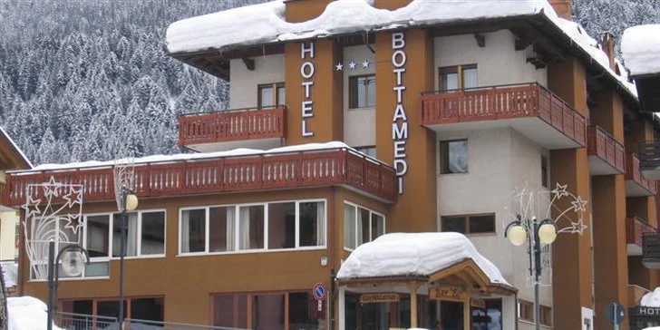 Až na místě zjistíte, v jakém hotelu budete ubytovaní. Všechny hotely patří do kategorie 3*.