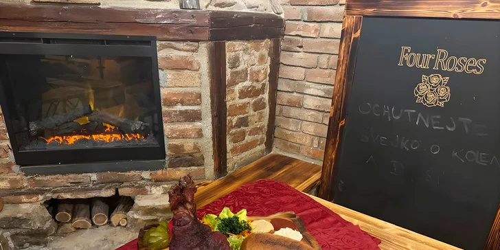 V ceně je 1,2 kg uzeného kolene, celý bochník chleba, salát, beraní rohy a omáčky.
