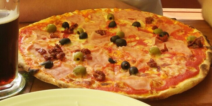 Itálie v centru Plzně: Dvě nazdobené pizzy v originální pizzerii