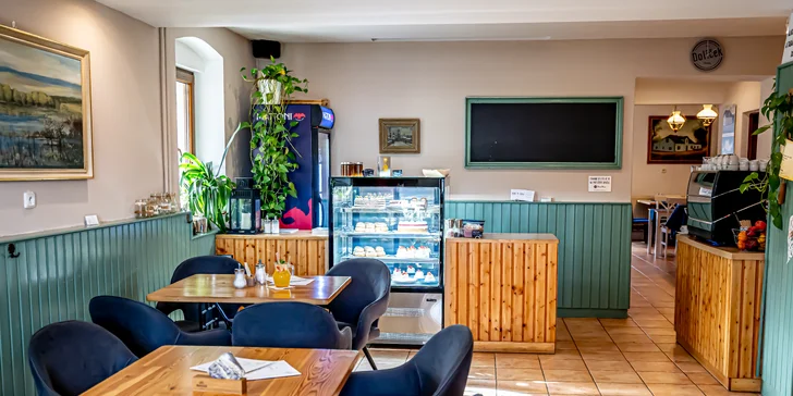Hotel má i vlastní kavárnu s nabídkou zákusků, dortíků, palačinek nebo zmrzlinových pohárů. 