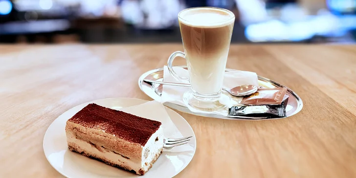 Ničím nerušená chvilka u kávy: Voňavý šálek a tiramisu