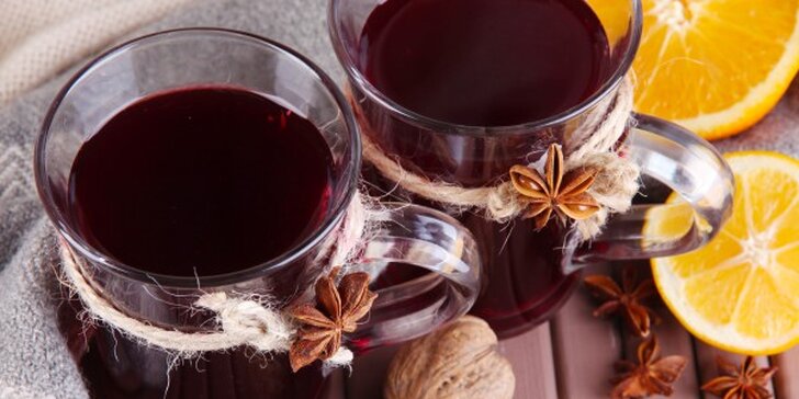 Vánoční svařené červené víno se sladkým pohoštěním pro dva