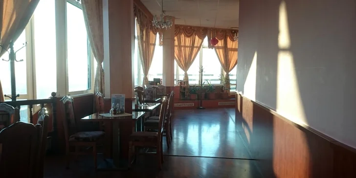 Čínské menu s křehkou kachnou i salátem a dezertem podávané v 18. patře