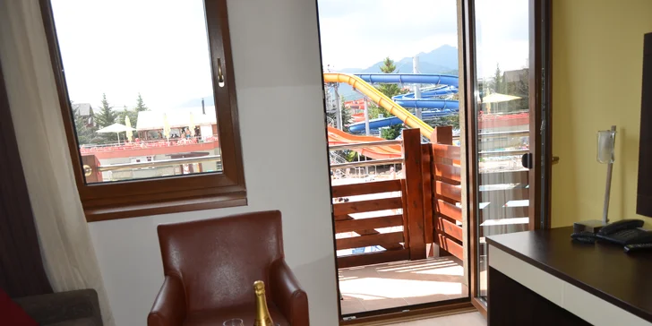 Balkon je zastřešený a můžete si na něm pobývat kdykoli budete mít náladu.