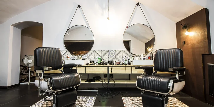 Pro pány, co o sebe dbají: Profi úprava vousů a účesu v pravém barber shopu