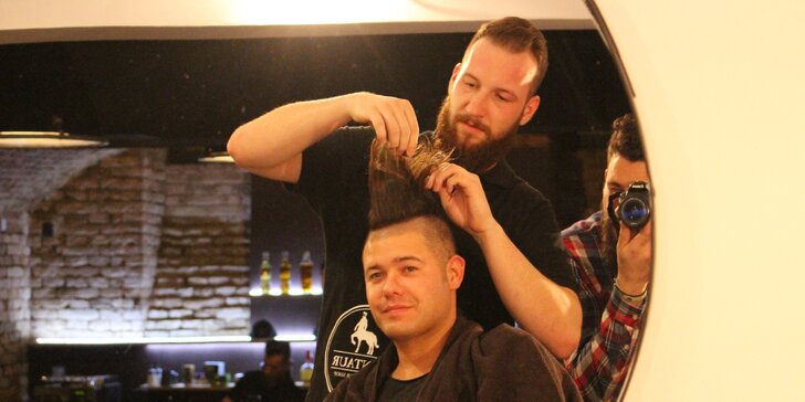 Pro pány, co o sebe dbají: Profi úprava vousů a účesu v pravém barber shopu
