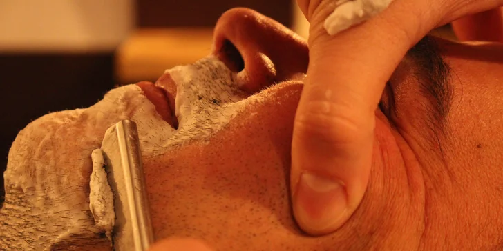 Pro pány, co o sebe dbají: Profi úprava vousů a účesu v pravém barber shopu