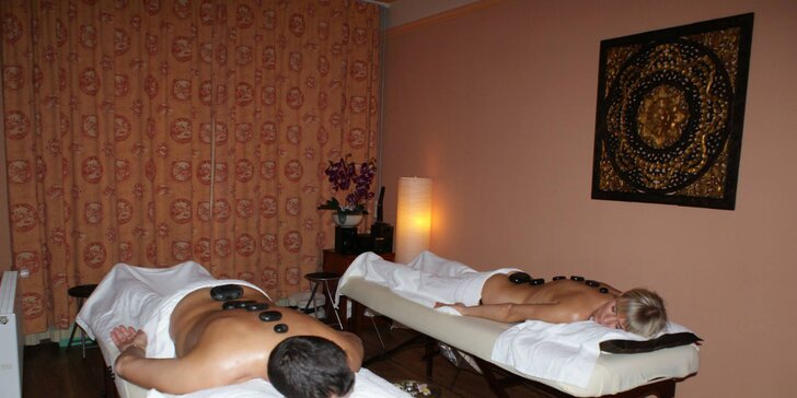 Hřejivá aromaterapie: hodinová masáž prováděná kokosovým olejem