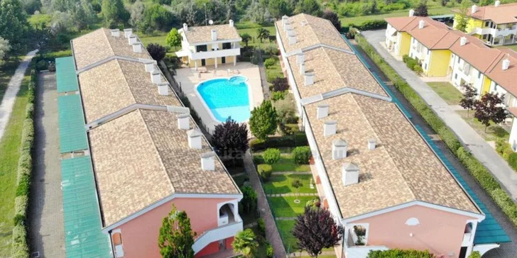  Rezidenční komplex řadových vilek stojí v klidné části Bibione Spiaggia.