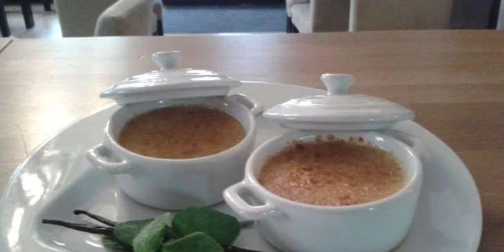 Francouzské dostaveníčko: 2x skvostné crème brûlée a horký nápoj