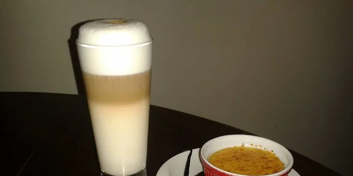 Francouzské dostaveníčko pro dva: crème brûlée a horký nápoj podle výběru