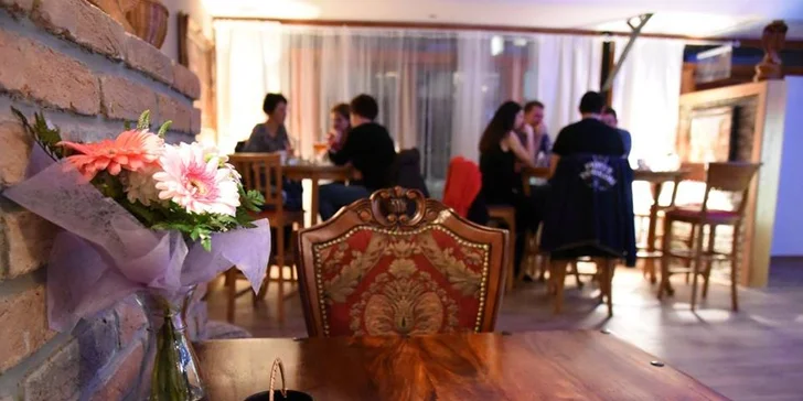 2 pizzy dle výběru ve stylovém podniku s úžasným výhledem na řeku