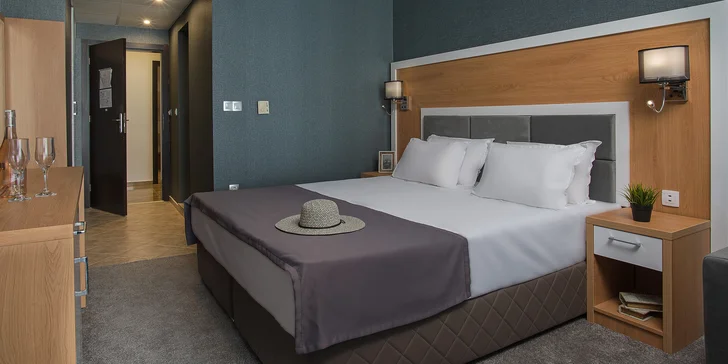 Zabydlíte se v prostorném pokoji, který se nachází ve zrekonstruované části hotelu, a svým vybavením dokonale vyhovuje rodinám s dětmi i mladým párům.