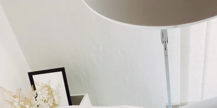 Čeká vás důkladné čištění, peeling podle typu pleti, hloubková péče aktivními látkami a příjemná masáž obličeje, krku a dekoltu. 
