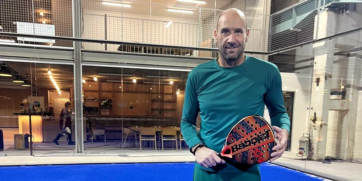 S Dinem si dáte 90minutový zápas ve smíchovském centru Padel Powers.