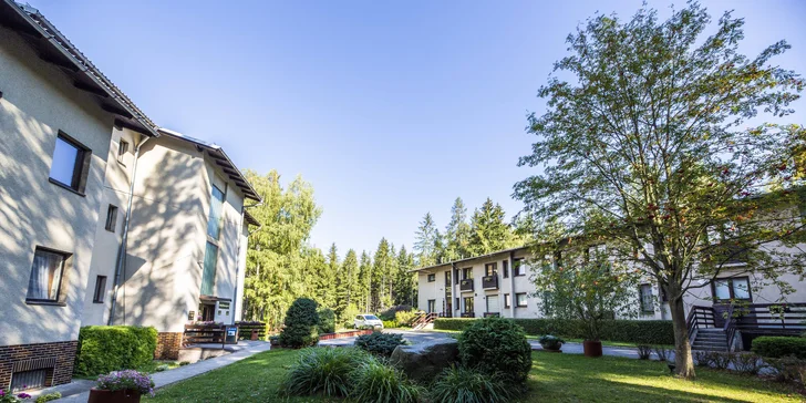 Depandance je od hlavní budovy hotelu co by kamenem dohodil.