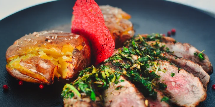 Druhou možností je filírovaný steak z vepřové krkovice s bramborami pečenými ve slupce na hrubozrnné soli s omáčkou chimichurri.