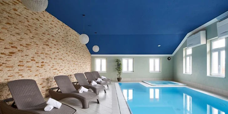 V hotelu se nachází i bazén, do něhož si můžete vstup připlatit na recepci.