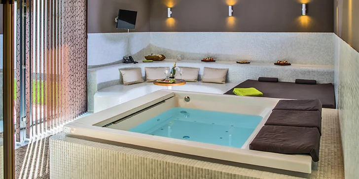 Božský klid: 90 min. v privátním spa s vířivkou, finskou saunou a sektem