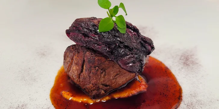 Hlavní chod vám vyrazí dech: filet z telecí svíčkové, kumquat boshi, radicchio a ibišek.