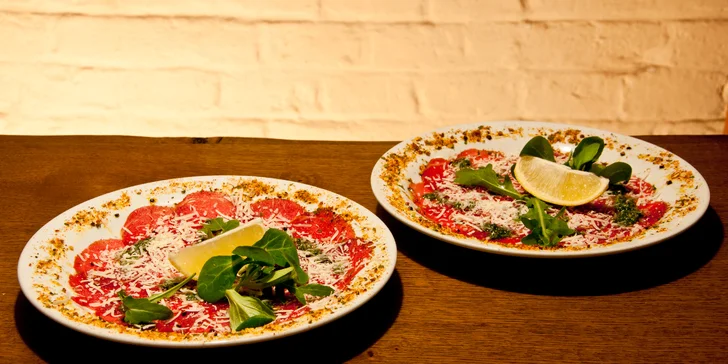 3chodové menu: carpaccio, chalupářský špíz se slaninou a palačinka s medem