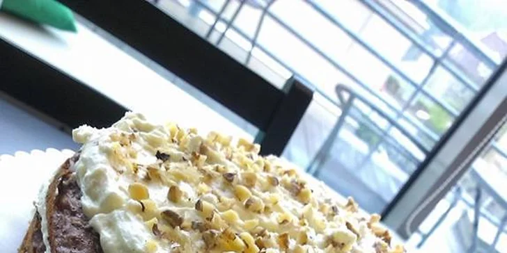 Dvě kávy nebo dva dorty a káva v Campus Cafe