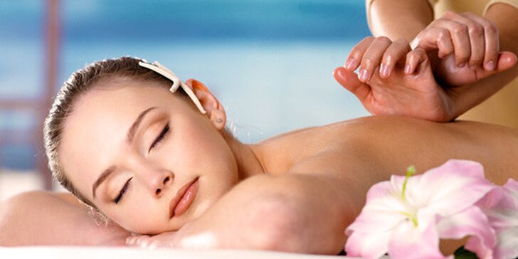 Relaxační masáž 3v1 kombinující Breussovu, klasickou masáž a masáž lávovými kameny