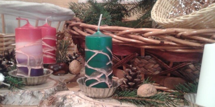 Nalaďte se na Vánoce: vyrábění a zdobení dřevěného svícnu a adventní svíčky