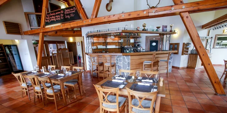 Vzdušný prostor restaurace s vysokým stropem, dřevěnými trámy a přírodním interiérem se postará o vskutku příjemné k posezení.