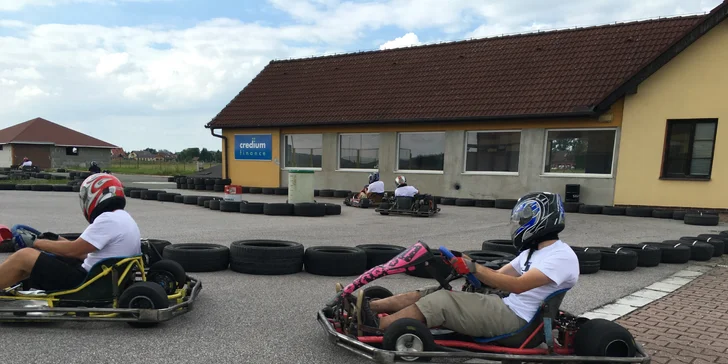 Zážitek plný rychlosti a vůně benzínu: 10 minut jízdy v motokáře